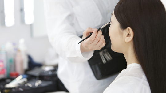 東京でヘアメイクアーティストの出張 派遣ならデリカシー